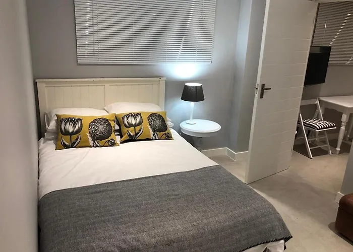 Private Bachelor Pad In Sea Point